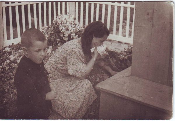 У могилы Лапшова А.В. жена и сын. Калужская область. Ульяново. 16.07.1943 года.